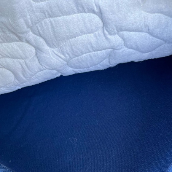 Annie Selke Pinecone Hill Pebbles Blue White Quilted Pillow Cover 22x22 GUC - Picture 6 of 10